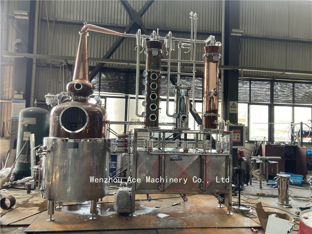 Alambiques de cobre con vodka