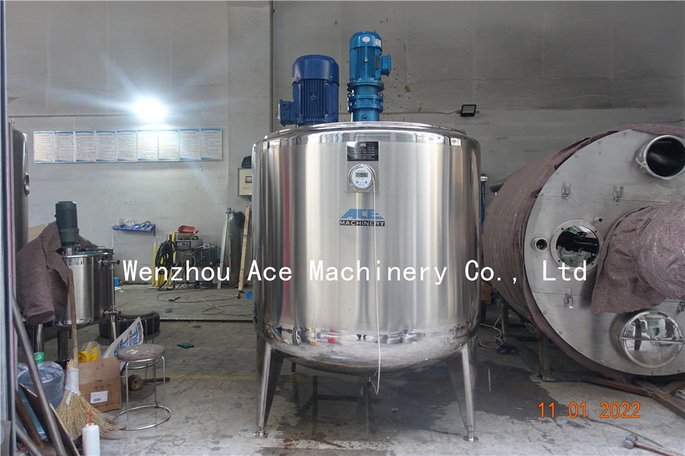 1000 gallon mixing tanks