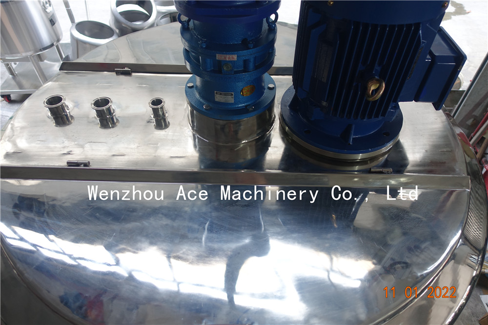 1000 gallon mixing tanks